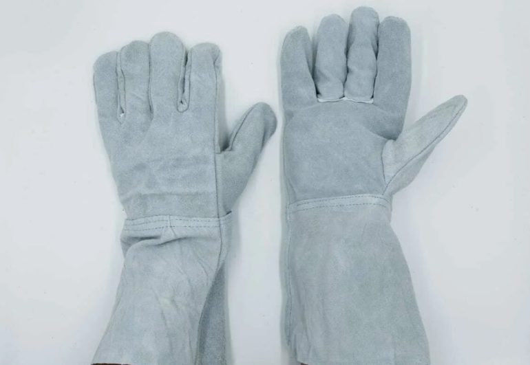 Спилковые краги для сварщиков: защита рук от высоких температур.