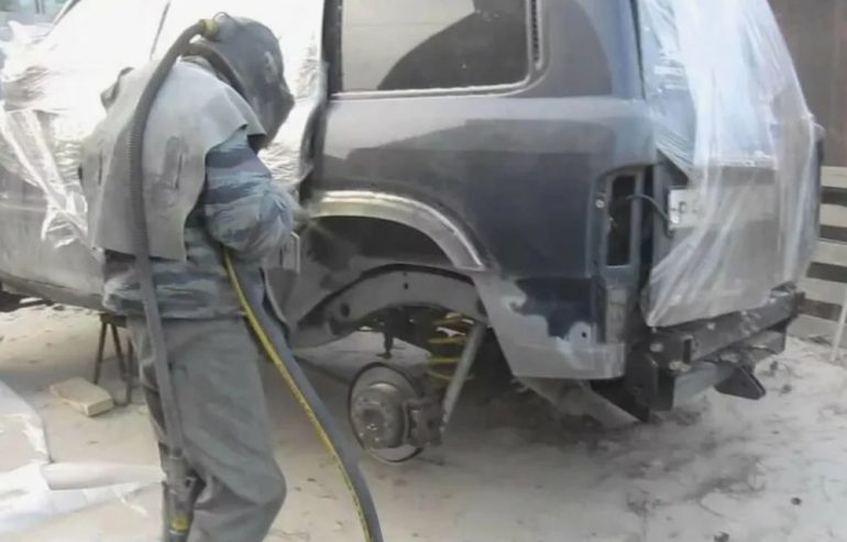 Восстановление старых авто: роль пескоструйки в борьбе с коррозией