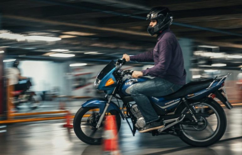 Актуальные тарифы мотошкол Москвы: сравнение по категориям и услугам