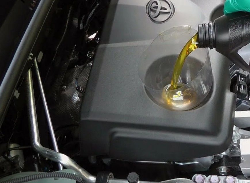 Как часто менять моторное масло в двигателе Toyota и почему это важнее, чем кажется